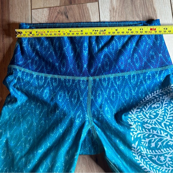 Inner Fire Yoga Capris - Picture 4 of 6